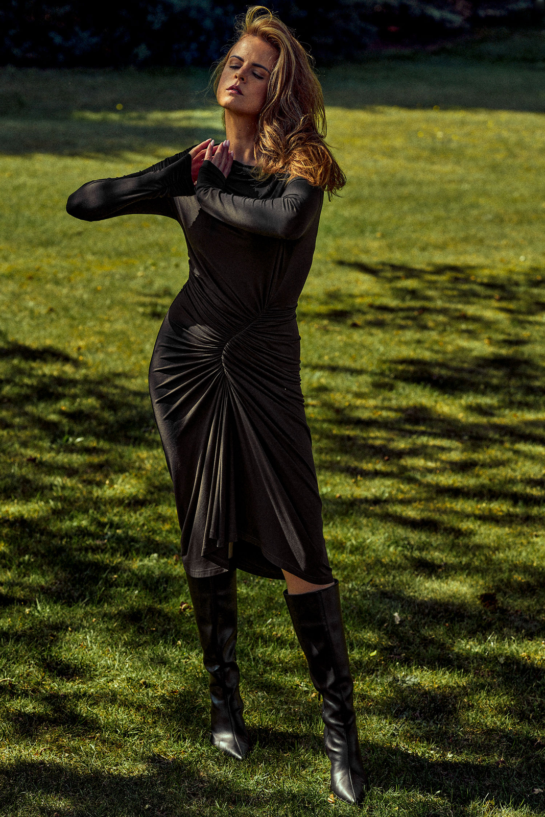 Corsica - Sukienka drapowana gorzka czekolada ECOVERO™