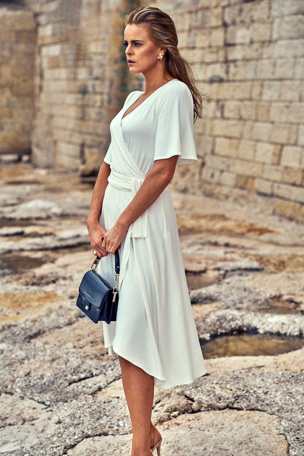 Scarlet Vision - Kopertowa sukienka ecru z dzianiny