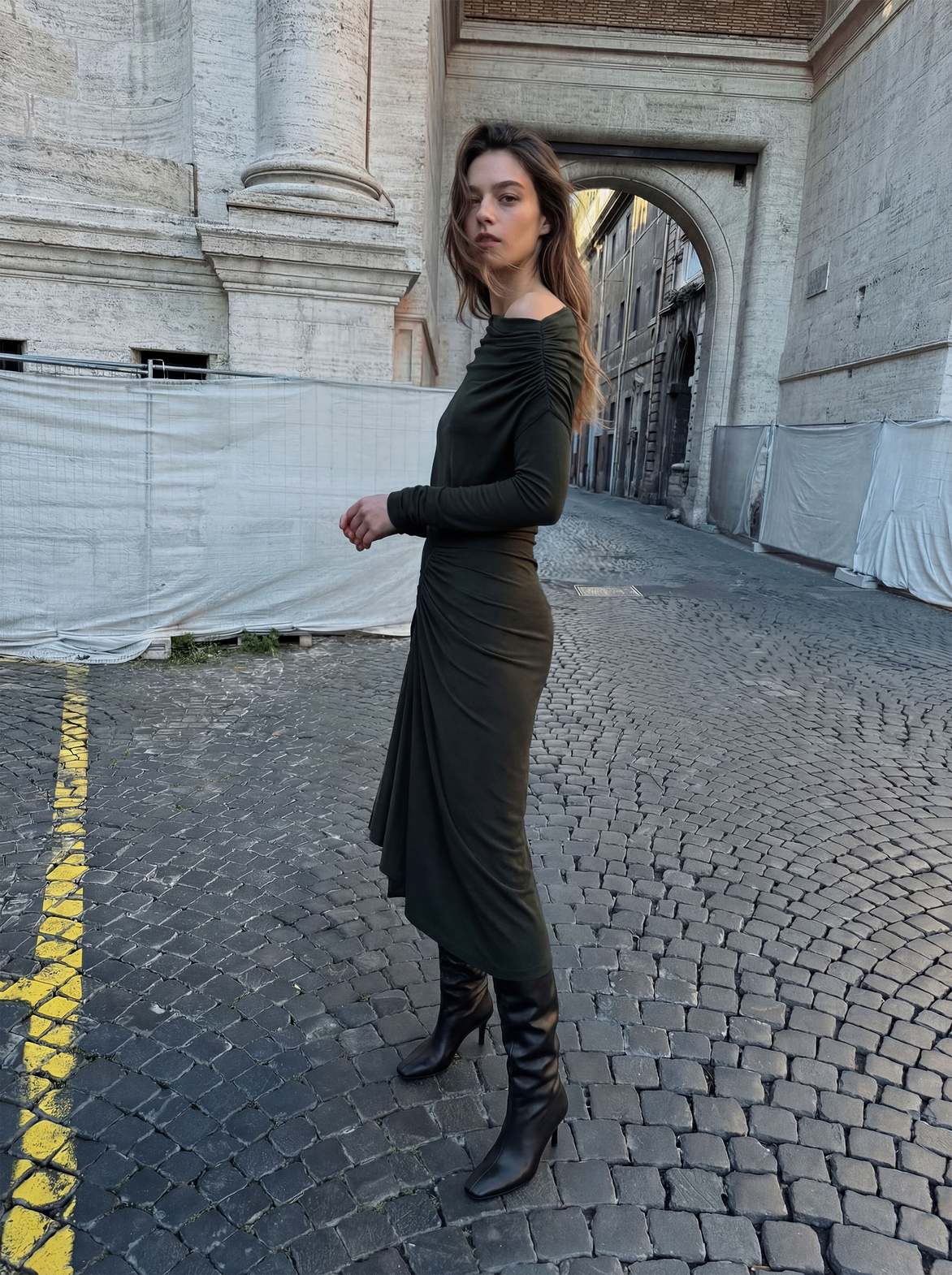 Corsica - Sukienka z przesuniętym marszczeniem ECOVERO™ oliwkowa