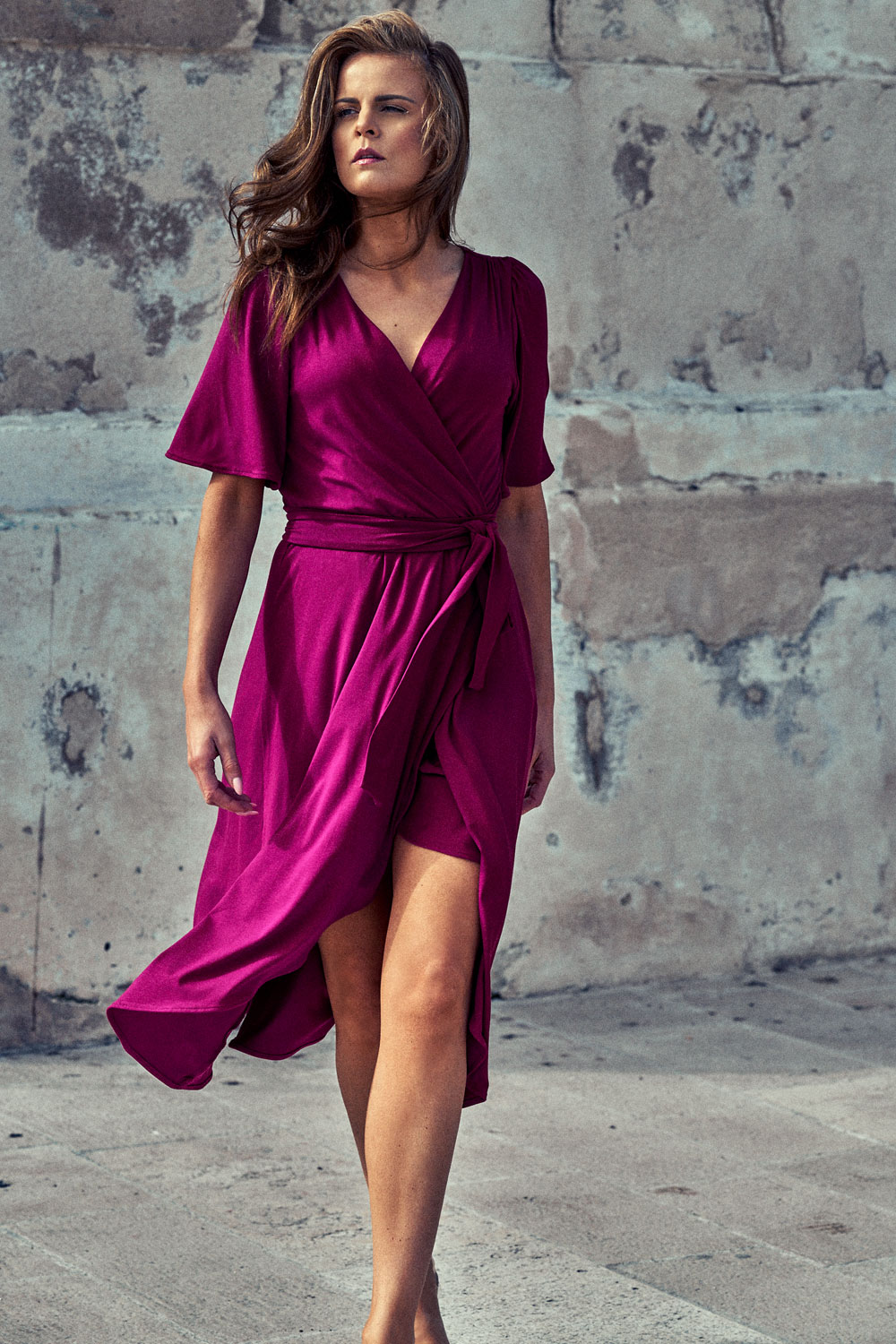 Scarlet Vision - Kopertowa sukienka z dzianiny AirJet malina