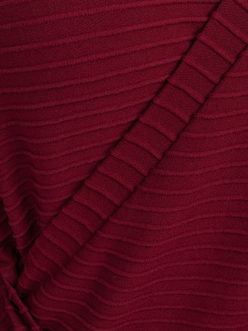 Virginia - Bordowa sukienka z dzianiny strukturalnej z wiązaniem