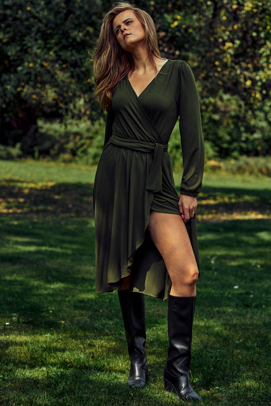 Scarlet - Kopertowa sukienka w kolorze ciemnej oliwki ECOVERO™