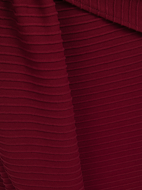 Virginia - Bordowa sukienka z dzianiny strukturalnej z wiązaniem