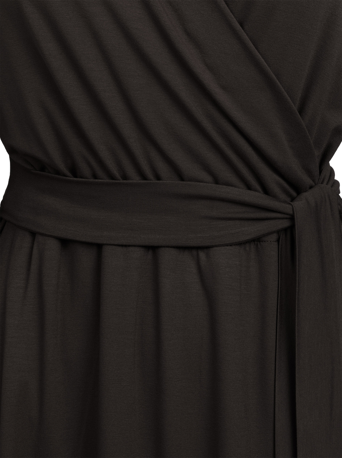 Scarlet - Ponadczasowa sukienka kopertowa ECOVERO™ gorzka czekolada