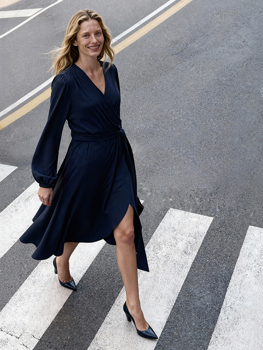 Scarlet - Bestsellerowa sukienka w kolorze granatowym ECOVERO™