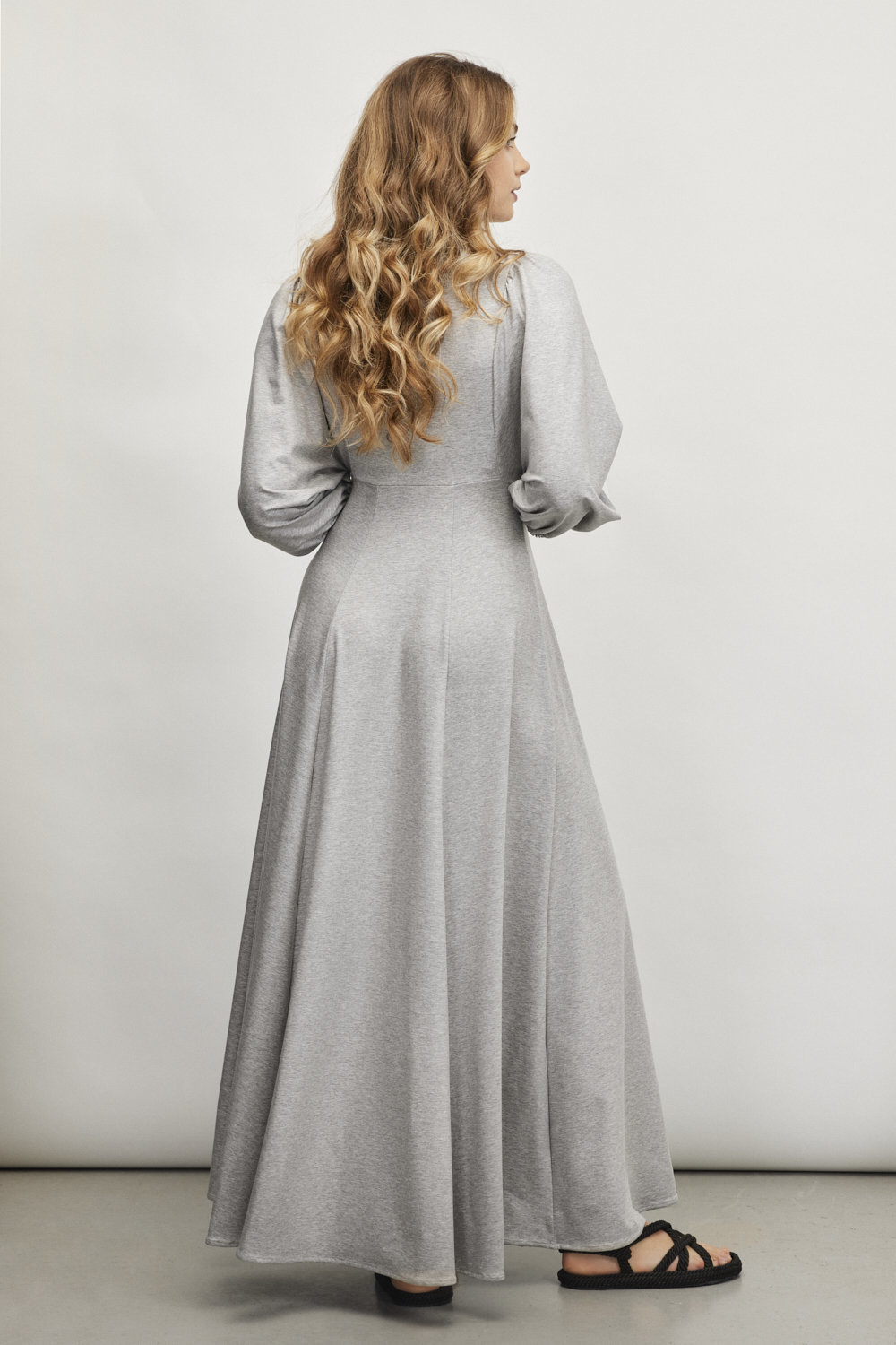 Sukienka rozkloszowana z marszczonym rękawem maxi Tiffany